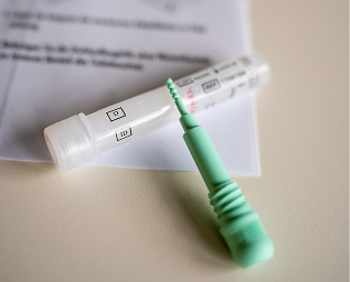 Stuhlprobe mit dem Test-Kit zu Hause entnehmen